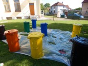 Společné odpoledne rodičů a dětí - natírání popelnic